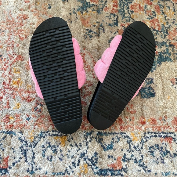 Roam the puffy slide - Picture 3 of 3